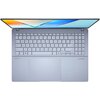 Laptop z otwartym ekranem i widoczną klawiaturą, na której znajdują się standardowe klawisze QWERTY oraz numeryczne. Na obudowie widoczne są napisy: "harman/kardon" oraz "ASUS Vivobook".