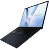 Na zdjęciu widoczny jest laptop z otwartym ekranem, na którym wyświetlany jest napis "ASUS Vivobook" oraz grafika z literą "V". Klawiatura jest pełnowymiarowa, a obudowa ma ciemny kolor.