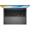 Na zdjęciu widoczny jest otwarty laptop z klawiaturą QWERTY, dużym touchpadem i ekranem wyświetlającym kolorowy obraz. W prawym dolnym rogu obudowy znajduje się napis "Dolby".