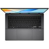 Na zdjęciu widoczny jest otwarty laptop z klawiaturą QWERTY i dużym touchpadem, a na obudowie znajduje się logo "Dolby Atmos". Ekran laptopa wyświetla kolorowy gradient.