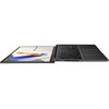 Na zdjęciu znajduje się laptop z ekranem OLED, który jest rozłożony na płasko, obok widoczna jest klawiatura i touchpad. Na ekranie wyświetlany jest kolorowy wzór z napisem "ASUS Vivobook".