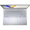 Srebrny laptop z widoczną klawiaturą numeryczną i dużym touchpadem, na ekranie wyświetlone jest logo "ASUS Vivobook". Na obudowie znajduje się napis "Harman Kardon".