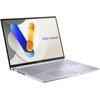 Srebrny laptop z otwartym ekranem, na którym widoczna jest grafika z kolorowymi kształtami oraz napis "ASUS Vivobook". Klawiatura jest pełnowymiarowa, a na obudowie znajduje się logo "ASUS".