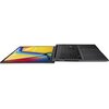 Laptop z ekranem otwartym na płasko, z widoczną klawiaturą i kolorowym wyświetlaczem, na którym znajduje się napis "ASUS Vivobook". Obudowa jest w ciemnym kolorze, a na klawiaturze widoczny jest duży touchpad.
