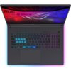 Laptop z podświetlaną klawiaturą, na ekranie widoczny napis "ROG STRIX" oraz logo producenta. Klawisze mają różnokolorowe podświetlenie, a na obudowie znajduje się napis "GAMER".