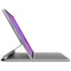 Szare etui z klawiaturą do tabletu, ustawione w pozycji stojącej, z widocznym ekranem wyświetlającym gradientowe kolory. Na etui znajduje się napis "IdeaTab Plus LENOVO Folio".
