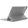 Szare etui z klawiaturą do tabletu, ustawione w pozycji stojącej, z widocznym logo "Lenovo" na tylnej części. Etui posiada wycięcie na aparat oraz otwory na głośniki i porty.