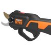 Na zdjęciu widoczny jest czarny sekator akumulatorowy z pomarańczowymi elementami, na którym znajduje się logo "WORX NITRO". Sekator ma metalowe ostrza i ergonomiczny uchwyt.
