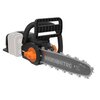 Na zdjęciu znajduje się akumulatorowa piła łańcuchowa z widocznym napisem "WORX NITRO" na prowadnicy. Obok znajduje się bateria z napisem "POWER SHARE 20V MAX" oraz oznaczenie "12" 30CM" na prowadnicy.