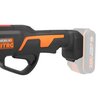 Na zdjęciu widoczny jest fragment czarno-pomarańczowego sekatora akumulatorowego z napisem "WORX NITRO" oraz "20V MAX POWER SHARE" na baterii. Produkt ma ergonomiczny uchwyt i nowoczesny design.