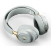 Szaro-złote słuchawki nauszne z widocznym logo SteelSeries na zewnętrznej stronie muszli. Słuchawki mają miękkie nauszniki i regulowany pałąk, a na jednej z muszli znajduje się przycisk oraz gniazdo audio.