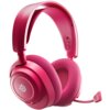 Na zdjęciu widoczne są różowe, nauszne słuchawki bezprzewodowe z mikrofonem, z logo SteelSeries na nauszniku. Słuchawki mają miękkie, teksturowane poduszki i regulowany pałąk.