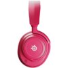 Różowe słuchawki nauszne z widocznym logo SteelSeries na nauszniku. Produkt ma nowoczesny design z elementami sterującymi na obudowie.