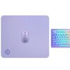 Na zdjęciu znajduje się lawendowa podkładka z myszką oraz klawiatura z podświetleniem RGB. W lewym dolnym rogu podkładki widoczne jest logo SteelSeries.