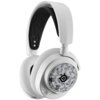 Białe, nauszne słuchawki bezprzewodowe z szarym, kamuflażowym wzorem na zewnętrznej stronie muszli, z widocznym logo SteelSeries. Na muszli znajduje się również mikrofon i przyciski sterujące.