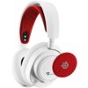 Białe, nauszne słuchawki z czerwonym wnętrzem pałąka i czerwonym elementem z logo SteelSeries na nauszniku. Na nauszniku widoczny jest również symbol trójkąta i przerywana linia wskazująca na możliwość regulacji.