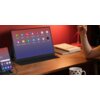 Na zdjęciu znajduje się monitor wyświetlający ekran z ikonami aplikacji, takimi jak Kalkulator, Kalendarz, Kontakty, Aparat, Galeria, Sklep Play, Google, Galaxy Store, Galaxy Wearable, Telefon, Wiadomości, Internet, Galeria i Netflix. Obok monitora leży s