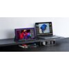 Na zdjęciu znajduje się monitor ZEUSLAP ZP156K 15" z wyświetlanym kolorowym obrazem oraz laptop z otwartym edytorem graficznym. Pod monitorami widoczny jest zegar elektroniczny pokazujący godzinę 08:16 oraz książka z napisem "TOM FORD".