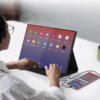 Osoba obsługuje monitor ZEUSLAP P16KT 16" 2560x1600px IPS 144Hz 3 ms, który jest podłączony do smartfona. Na ekranie monitora widoczne są ikony aplikacji, takie jak Kalendarz, Aparat, Sklep Play, Google, Netflix i inne.