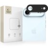 Pudełko z logo "TECH PROTECT" i napisami "CAM FIT +" oraz ikonami oznaczającymi odporność na odciski palców, zarysowania i dotyk, obok przezroczystego telefonu z czarną osłoną aparatu. Na telefonie widoczne jest logo w kształcie nadgryzionego jabłka.