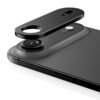 Czarna osłona aparatu TECH-PROTECT Camalloy Fit+ jest umieszczona na tylnym panelu smartfona, z widocznym otworem na obiektyw i lampę błyskową. Produkt jest przeznaczony do modelu Apple iPhone 17 Air.