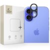 Pudełko z logo "TECH PROTECT" i napisami "CAM FIT +" oraz ikonami oznaczającymi "ANTI FINGERPRINT", "SCRATCH RESISTANT", "TOUCH SENSITIVE" znajduje się obok niebieskiego telefonu z osłoną aparatu. Osłona jest czarna i obejmuje dwa obiektywy oraz lampę bły