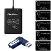 Czarny programator RFID z logo "Qoltec" i rysunkiem fali radiowej, obok pięć czarnych kart z napisem "EV Charger Card" i rysunkiem samochodu oraz niebieski pendrive z logo "Qoltec".