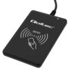 Czarny programator z logo "Qoltec" i napisem "RFID" na powierzchni, z ilustracją dłoni trzymającej kartę oraz falami sygnalizującymi komunikację bezprzewodową. Urządzenie jest podłączone kablem widocznym w górnej części.