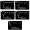 Na zdjęciu znajduje się pięć czarnych kart z białym nadrukiem przedstawiającym samochód i stację ładowania, z napisem "EV Charger Card". Każda karta ma mały otwór w jednym z rogów.