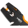 Na zdjęciu znajduje się czarno-pomarańczowy ściągacz izolacji z widocznym logo "NEO TOOLS". Na narzędziu widoczne są oznaczenia: "0.03-10 mm²" oraz "5 10 15 20".