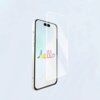 Na zdjęciu widoczny jest smartfon z wyświetlaczem, na którym znajduje się kolorowy napis "hello", a przed nim umieszczone jest przezroczyste szkło ochronne. Tło jest jednolite i jasne.
