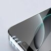 Na zdjęciu widoczny jest fragment smartfona z nałożonym szkłem hartowanym, które ma zaokrąglone krawędzie. Na ekranie widać delikatne refleksy świetlne, a w rogu znajduje się okrągły element przypominający przycisk.