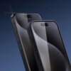 Dwa smartfony z widocznymi ekranami pokrytymi szkłem hartowanym, na ciemnym tle. Na ekranach widać delikatne refleksy świetlne, a na jednym z telefonów widoczne są przyciski boczne.