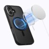 Czarno-szare etui TECH-PROTECT MagEdge MagSafe do Apple iPhone 17 z widocznym okrągłym wzorem na plecach, obok którego unosi się okrągły, biały dysk magnetyczny. Etui posiada wycięcia na aparat i przyciski boczne.