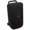 Czarne etui na głośnik z wyraźnym logo "JBL" w kolorze czerwonym, posiada uchwyt i kółka ułatwiające transport. Na powierzchni etui widoczne są delikatne, faliste wzory.