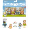 Opakowanie zawiera zestaw figurek z serii "Bluey" o nazwie "Czas na deser", w tym cztery postacie oraz akcesoria kuchenne. Na opakowaniu widnieje napis "Bluey", ostrzeżenie o małych elementach oraz informacja o zawartości zestawu, a także ilustracja z nap