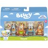 Opakowanie zestawu figurek "BLUEY Czas na deser" zawiera cztery figurki postaci oraz akcesoria, z widocznymi napisami: "BLUEY", "PAVLOVA", "WARNING: CHOKING HAZARD - Small parts. Not for children under 3 years", "INCLUDES BLUEY, CHILLI, BANDIT & BINGO", o