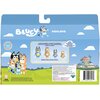 Opakowanie zestawu figurek "BLUEY Czas na deser BLU18916" przedstawia ilustracje postaci z kreskówki na tle nieba z chmurami oraz domem. Widoczny jest napis "BLUEY", nazwy postaci: "Bandit, Chilli, Bluey, Bingo" oraz logo "BBC Studios".