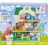 Opakowanie zestawu figurek "BLUEY Supermarket BLU18918" przedstawia trójpoziomowy supermarket z figurkami i akcesoriami, z napisem "ENDLESS SHOPPING FUN! 24 SOUNDS, 15+ PLAY PIECES, 3 FLOORS". Widoczne są również ilustracje figurek oraz ostrzeżenie "WARNI