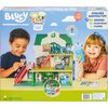 Na zdjęciu znajduje się opakowanie zestawu figurek "BLUEY Supermarket Playset" z ilustracją supermarketu i dwojgiem dzieci bawiących się zabawkami. Na opakowaniu widnieją napisy: "Endless Shopping Fun!", "24 Sounds", "15+ Play Pieces", "3 Floors", oraz lo