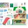 Na zdjęciu znajduje się zestaw figurek "BLUEY Supermarket BLU18918", który obejmuje dwupoziomowy budynek supermarketu z zielonym dachem, różnorodne akcesoria takie jak wózek na zakupy, kasa, półki, produkty spożywcze oraz dwie figurki postaci. W tle widoc