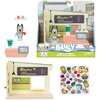 Zestaw do zabawy "Juice Bar Playset" z serii Bluey zawiera figurkę, blender, ladę z kasą oraz naklejki przedstawiające różne owoce i warzywa. Na opakowaniu widnieje napis "Bluey" oraz ostrzeżenie: "WARNING: CHOKING HAZARD - Small parts. Not for children u