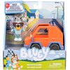 Opakowanie zawiera pomarańczowy samochód terenowy oraz figurkę postaci w okularach przeciwsłonecznych. Na opakowaniu widnieje napis "BLUEY" oraz ostrzeżenie: "WARNING: CHOKING HAZARD - Small parts. Not for children under 3 years."