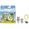 Na zdjęciu znajduje się opakowanie zestawu figurek "BLUEY Spring Time" z dwiema figurkami, konewką i żółtym elementem w kształcie kwiatu. Na opakowaniu widnieje napis "BLUEY", "SPRING TIME", oraz ostrzeżenie: "WARNING: CHOKING HAZARD - Small parts. Not fo
