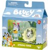 Opakowanie zestawu figurek "BLUEY Wiosna BLU18913" z widocznymi dwiema figurkami w środku, ozdobione grafiką postaci z kreskówki oraz napisami: "BLUEY", "SPRING TIME", "INCLUDES BLUEY & MUFFIN", "3+" i "moose". Na górze opakowania znajduje się ostrzeżenie