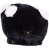 Czarna, puszysta zabawka w kształcie kuli z białymi uszami i małym, żółtym noskiem. Na zabawce nie ma widocznych napisów ani logo.
