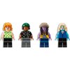 Na zdjęciu znajdują się cztery figurki LEGO, każda z unikalnym strojem i wyrazem twarzy. Figurka po lewej ma pomarańczowe włosy i zieloną koszulkę, druga ma ciemną skórę i zielony hełm, trzecia ma fioletową skórę i futrzaną czapkę, a czwarta ma jasne włos