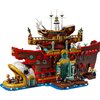 Na zdjęciu znajduje się model LEGO przedstawiający pływającą restaurację Baratie z serii One Piece, zbudowany z klocków w kolorach brązowym, czerwonym i niebieskim, z widocznymi postaciami i detalami architektonicznymi. Na budynku widoczny jest napis "Bar