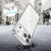 Przezroczyste etui na telefon z trzema widocznymi obiektywami aparatu, unosi się nad pękniętą powierzchnią drogi. W lewym górnym rogu znajduje się powiększenie narożnika etui z niebieskimi strzałkami wskazującymi na jego elastyczność.