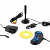 Na zdjęciu znajduje się zestaw akcesoriów, w tym antena, ładowarka samochodowa, zasilacz sieciowy, kabel z wtykami RCA, płyta CD z napisem "Game + Game 100 Best For Game" oraz czarny kontroler z niebieskimi przyciskami. Wszystkie elementy są rozłożone na 